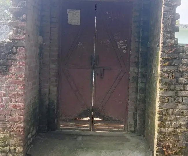 बंद पड़ा आरोपित का घर। जागरण